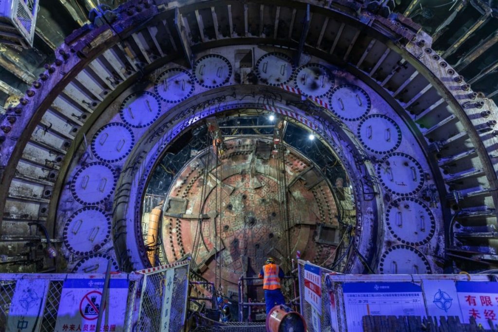 Máy khoan hầm bị mắc kẹt dưới sông Dương Tử, kỹ sư biến thảm họa thành kỳ tích - 1 3