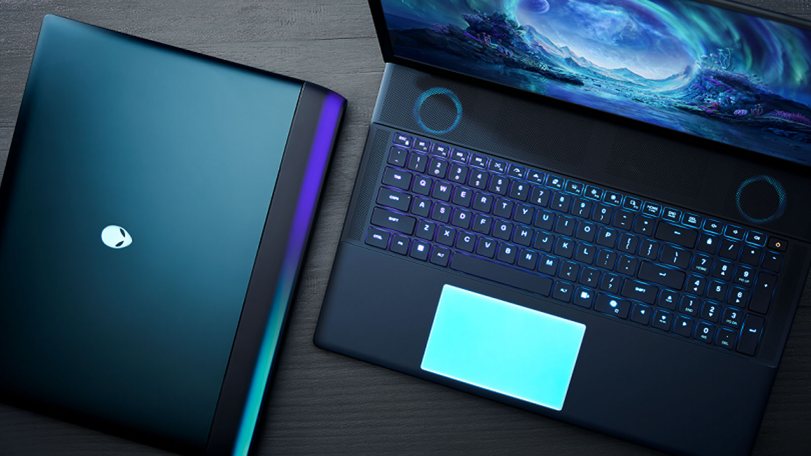 Cận cảnh bộ đôi Alienware Area-51 tại CES 2026 với màn hình OLED chống chói và touchpad phát sáng