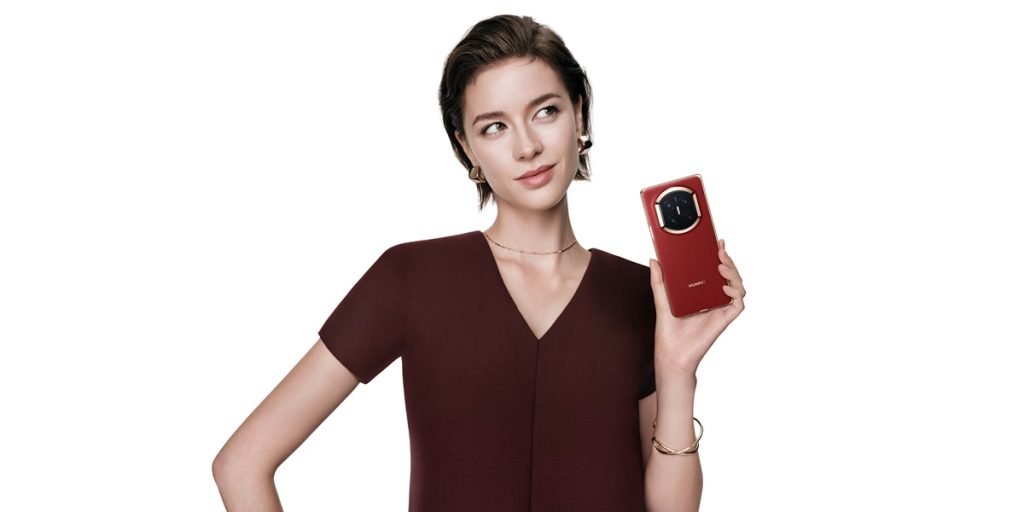 Tái xuất thị trường Việt Nam, Huawei gây "choáng" với dòng điện thoại gập Mate X7 giá 54,9 triệu đồng - Mate X7 典藏版 Product Creative lifestyle shot Headquarter MKT Delphi KSP Shot HQ Lifestyle 站立使用手机2 红 海外版 16 9 JPG 20251209