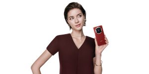 Tái xuất thị trường Việt Nam, Huawei gây "choáng" với dòng điện thoại gập Mate X7 giá 54,9 triệu đồng - Mate X7 典藏版 Product Creative lifestyle shot Headquarter MKT Delphi KSP Shot HQ Lifestyle 站立使用手机2 红 海外版 16 9 JPG 20251209