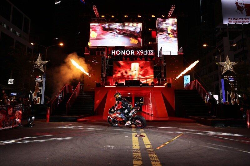 HONOR X9d: Tân binh bền bỉ với pin khủng 8.300 mAh ra mắt tại Việt Nam