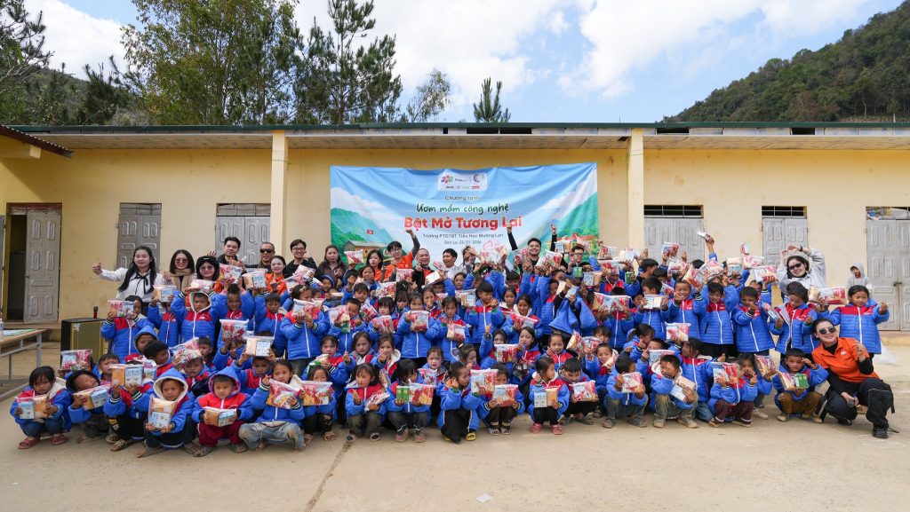 FPT Shop trao phòng học công nghệ cho học sinh vùng biên giới tỉnh Sơn La缩略图 FPT Shop trao phòng học công nghệ cho học sinh vùng biên giới tỉnh Sơn La