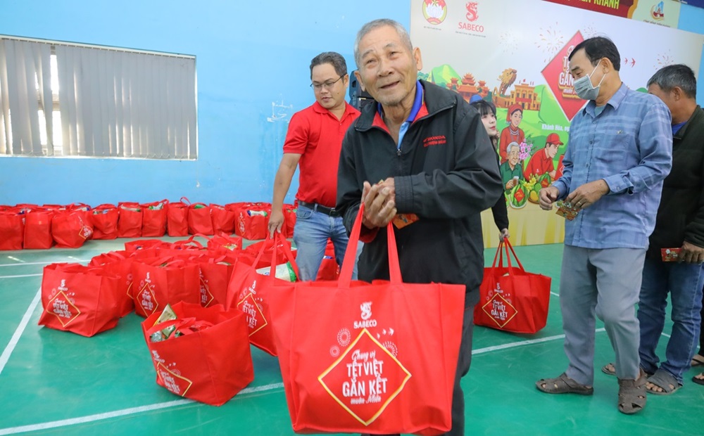 SABECO trao 900 phần quà Tết đến người dân tỉnh Khánh Hòa và Gia Lai缩略图 SABECO trao 900 phần quà Tết đến người dân tỉnh Khánh Hòa và Gia Lai - Dai dien SABECO tai phat bieu tai hoat dong trao qua tang tinh Khanh Hoa